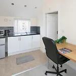 Coventry Large Sleeps 5 Person 4 Bedroom 4 Bath House Suitable For Bhx Nec Solihull Rugby Warwick Contractors Ricoh Arena Nhs Short & Long Business Stays Free Parking For 2 Vehicles, Close To City Centre High Speed Wifi