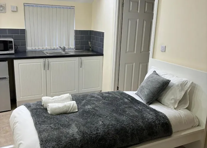 Coventry Large Sleeps 5 Person 4 Bedroom 4 Bath House Suitable For Bhx Nec Solihull Rugby Warwick Contractors Ricoh Arena Nhs Short & Long Business Stays Free Parking For 2 Vehicles, Close To City Centre High Speed Wifi